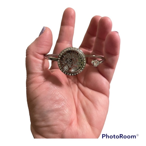 Azora Jewelry - NEW Azora Silver Diffuser Slip On Bracelet